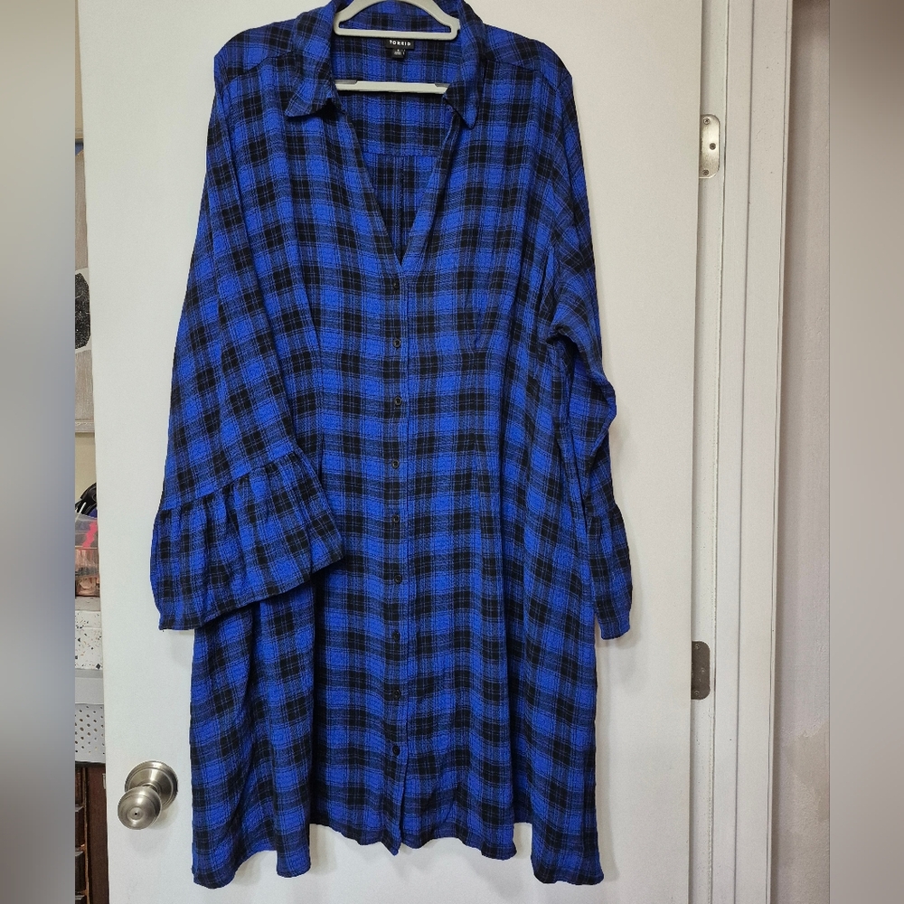 Like new! Torrid ruffle sleeve dress